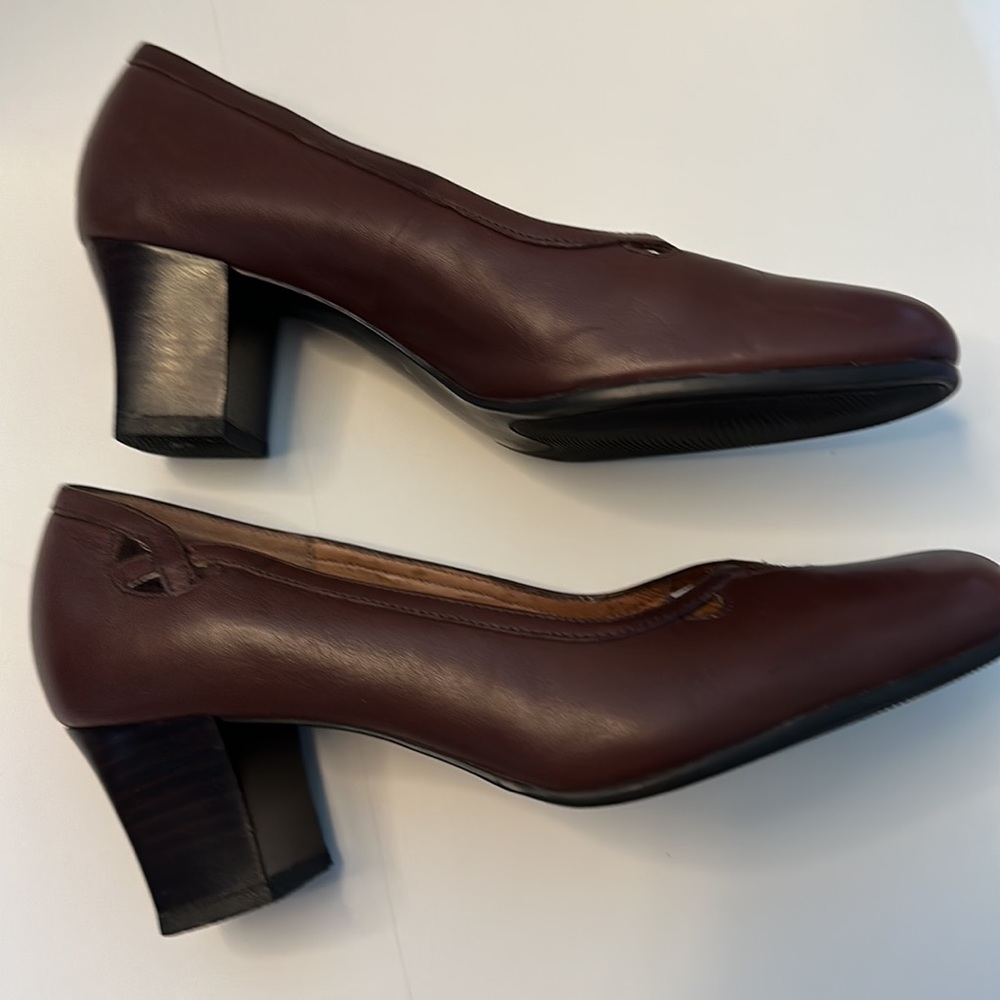 Strictly Comfort brown leather 1.5” heels, 9M, EUC
